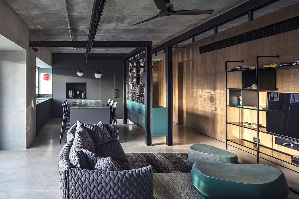 Ontdek de perfecte combinatie van industriële stijl en luxe wonen in Tel Aviv, ontworpen door Jacobs-Yaniv Architects. Betonnen plafonds en vloeren vormen een mooie combinatie met houten wandbekleding, terwijl fluwelen banken en warme vloerkleden voor sfeer en persoonlijkheid zorgen. | Fotografie: Amit Geron