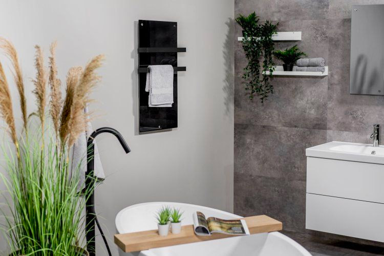 Geniet van een warme badkamer na je douche met de Sani 400 infraroodverwarming en bedien hem gemakkelijk met je smartphone via de Eurom Smart App. 