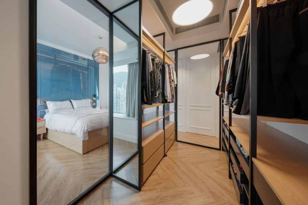 inloopkast inspiratie glazen wand licht ruimtelijkheid