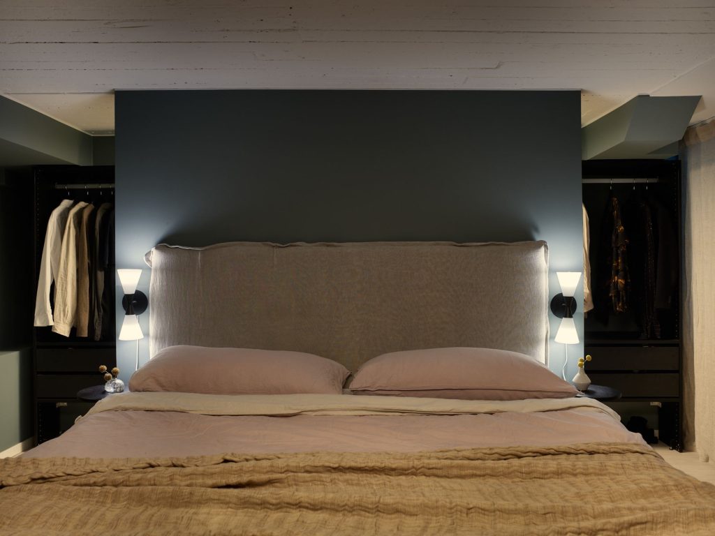 inloopkast inspiratie hoofdbord scheidingswand achter bed