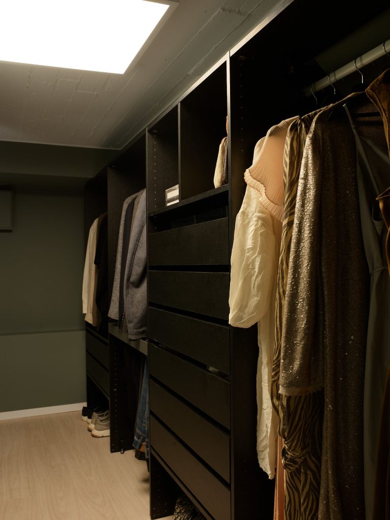 inloopkast inspiratie hoofdbord scheidingswand achter bed