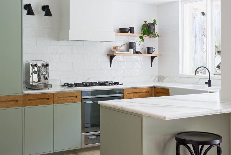 inspirerende-keukenverbouwing-vormige-groene-keukenkasten