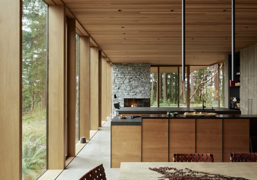 interieur natuurlijke materialen kleuren houten plafond