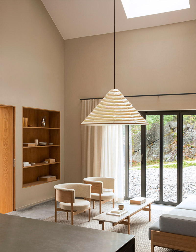 Norm Architects heeft Archipelago House voltooid, een met pijnbomen begroeid vakantiehuis aan de kust van Zweden dat is ontworpen om zowel Scandinavische als Japanse esthetiek te belichamen.