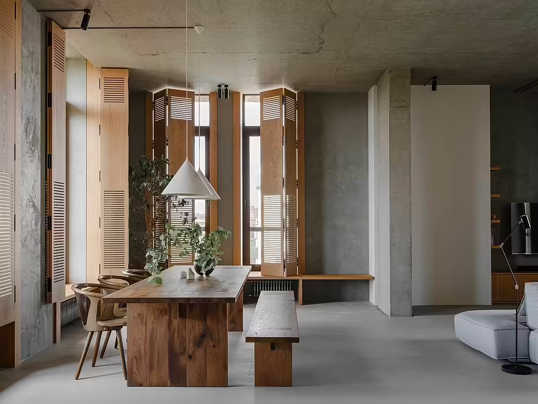 Deze woning in Japanse stijl, voltooid in 2021, combineert naadloos de Japandi-designelementen met het moderne leven. Architectural Studio RE combineerde beton en hout door het gehele interieur.