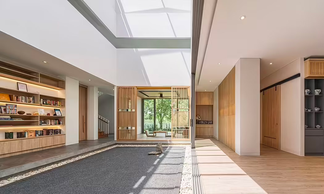 Dit moderne huis in Japanse stijl, ontworpen door AOMO (Architecture Of My Own), met vijf slaapkamers omarmt een unieke ontwerpbenadering met een rustgevende stenen binnenplaats, waardoor een serene oase ontstaat te midden van de bruisende stad.