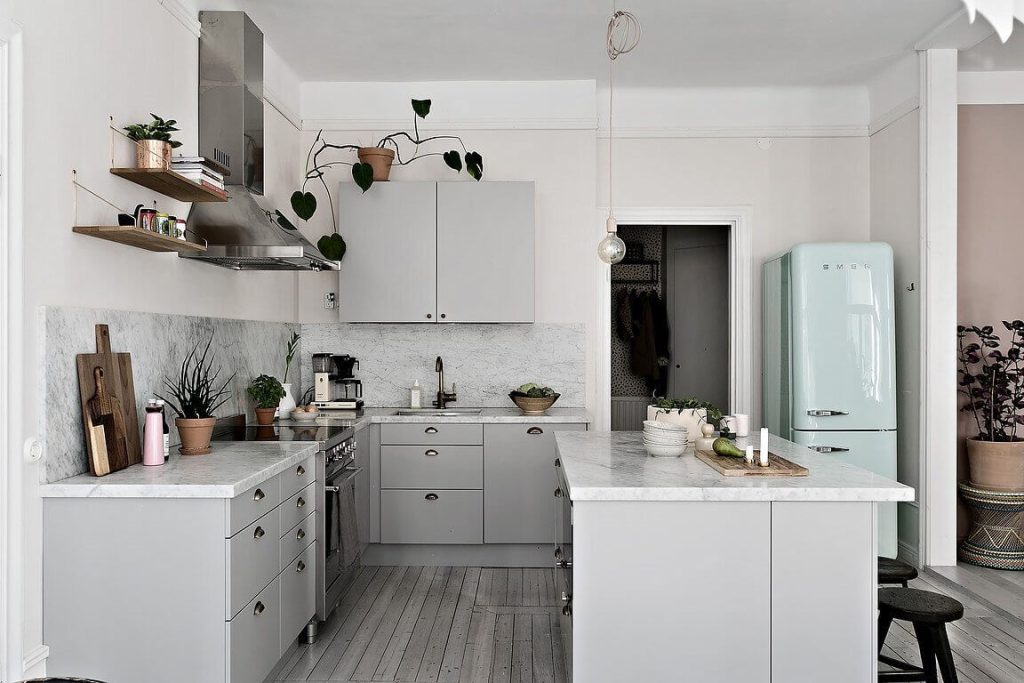 keuken inspiratie mintgroene smeg koelkast grijze keuken marmer