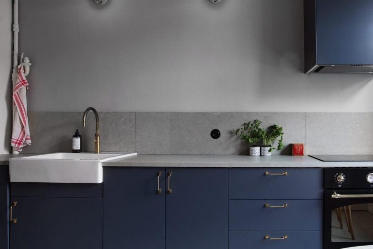 Keuken met een andere kleur plint