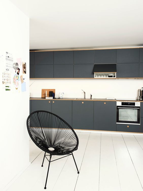 Keuken met een andere kleur plint Keuken met een andere kleur plint