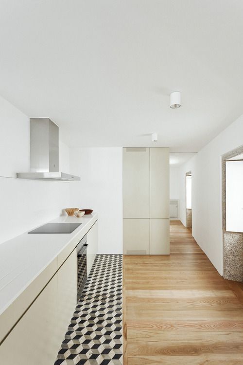 Keuken met overloop van houten vloer naar tegels