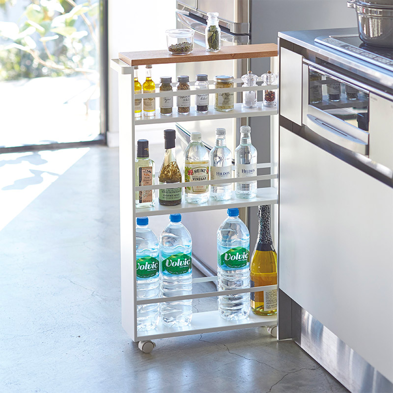 Vanwege het slanke design past deze keukentrolley makkelijk in een kleine opening in je smalle keuken.
