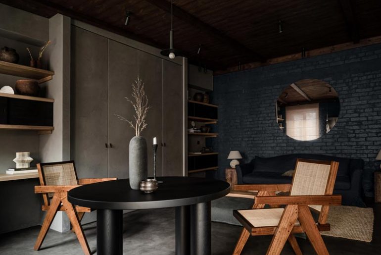 klein appartement met een moody donker interieur met natuurlijke materialen