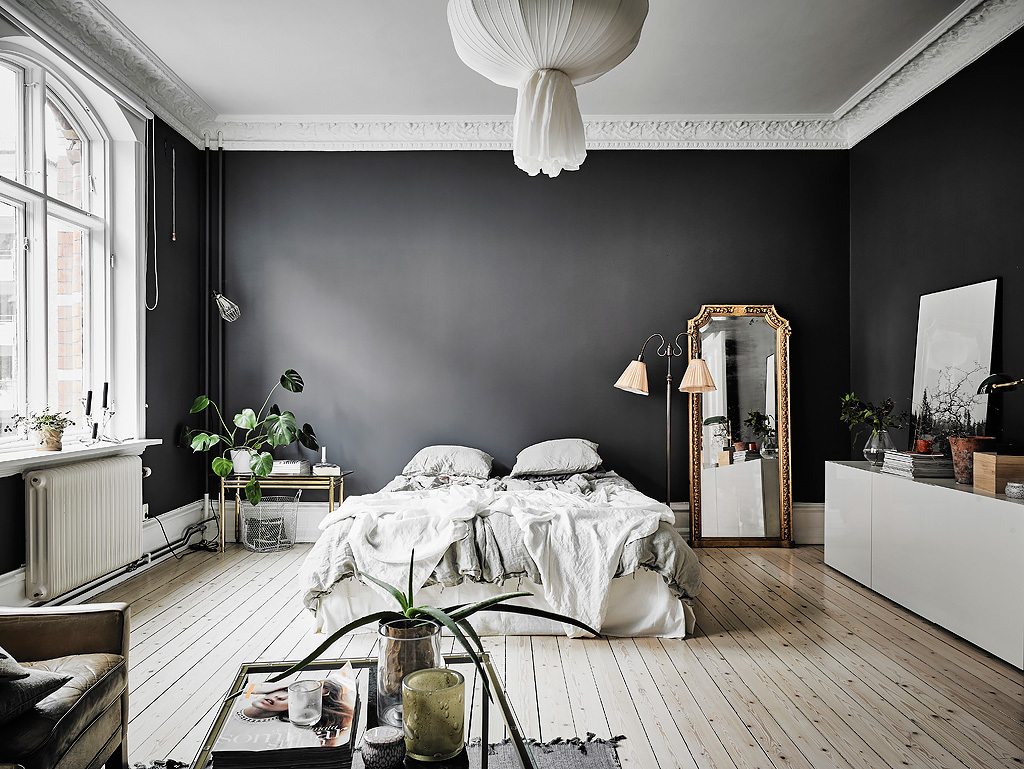 klein appartement stoere zwarte muren
