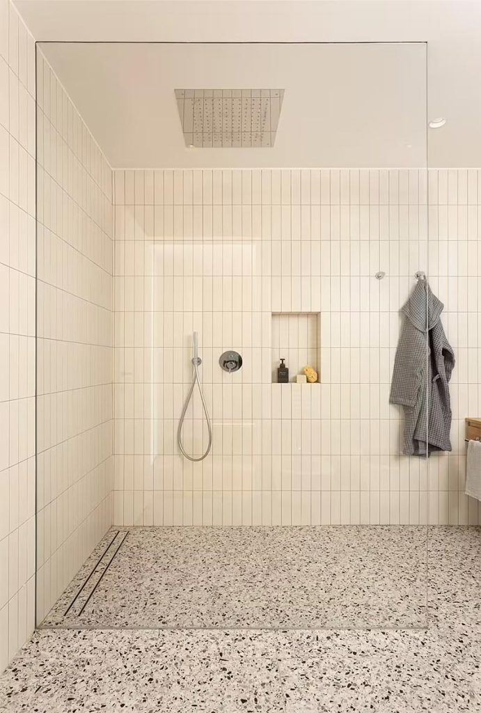 klein betegeld nisje muur badkamer