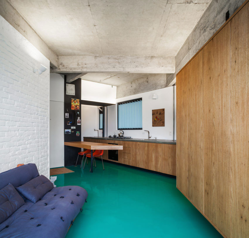 Klein open loft appartement met een groene vloer!
