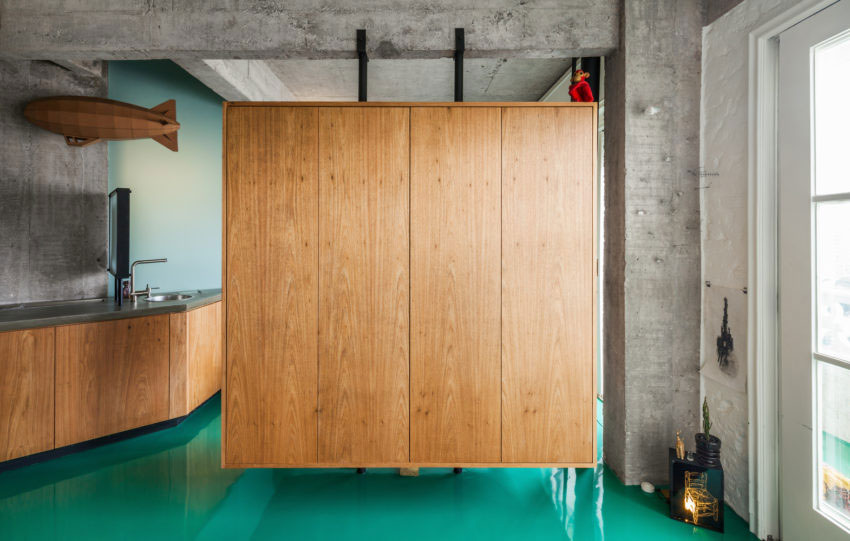 Klein open loft appartement met een groene vloer!