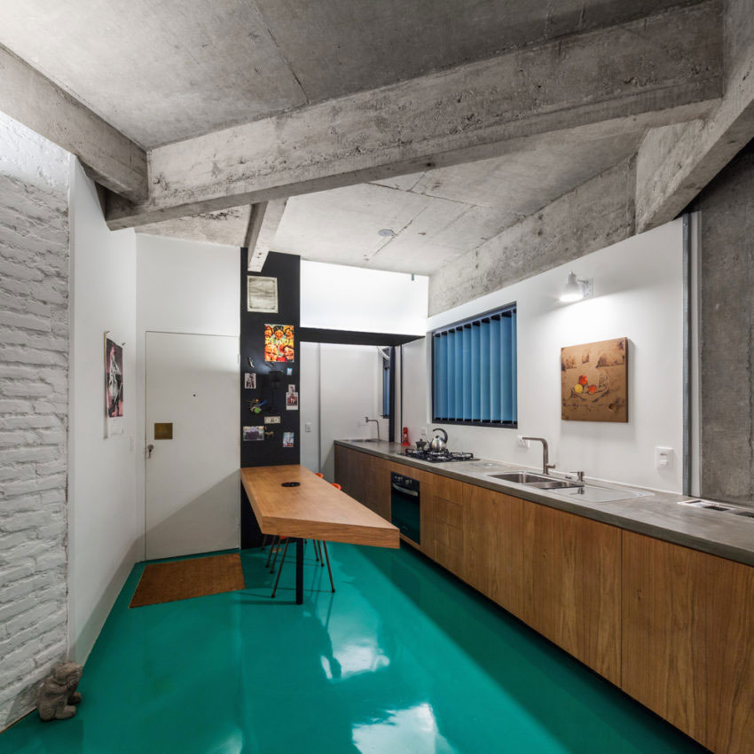 Klein open loft appartement met een groene vloer!