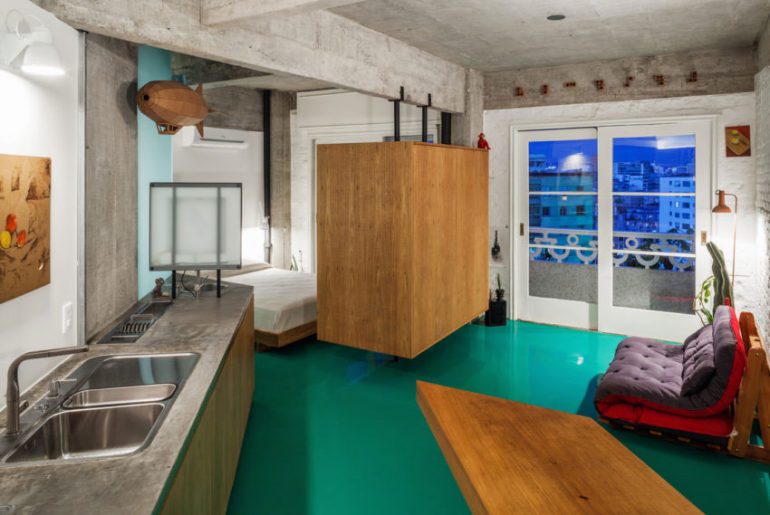 Klein open loft appartement met een groene vloer!