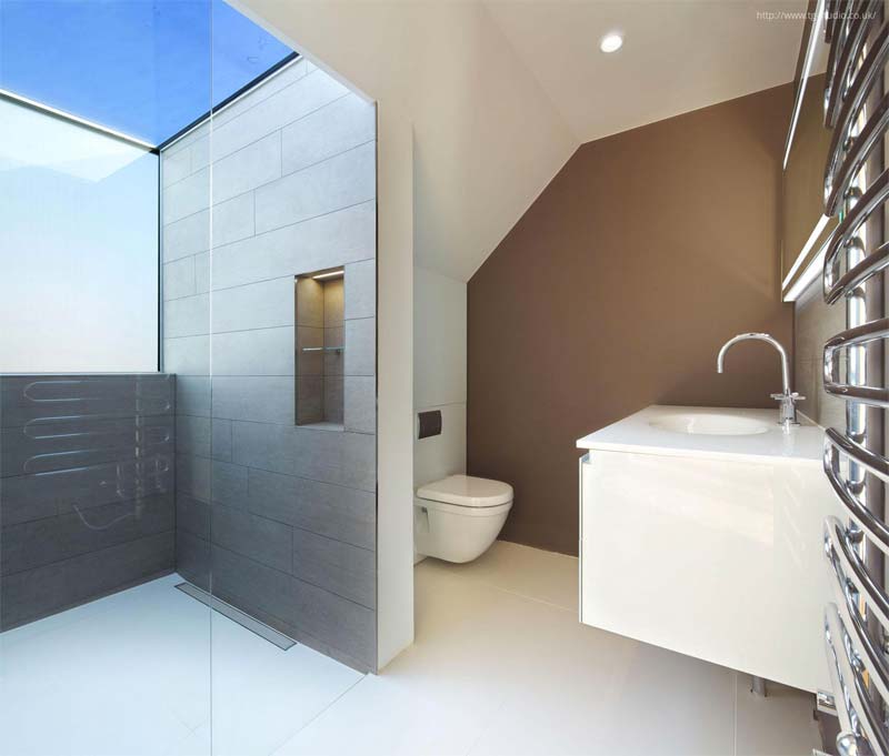 Dankzij het dakraam in deze kleine badkamer, voelt het een stuk lichter en ruimtelijker aan - een ontwerp van Robert Dye Architects.