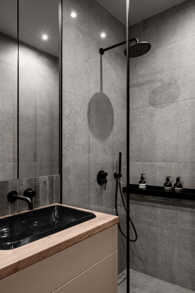 kleine badkamer grijze tegels