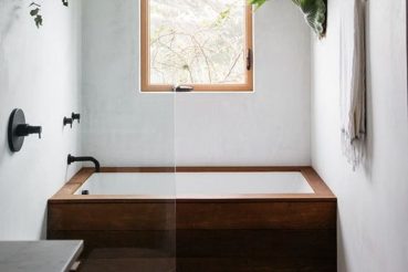 kleine badkamer met bad en douche