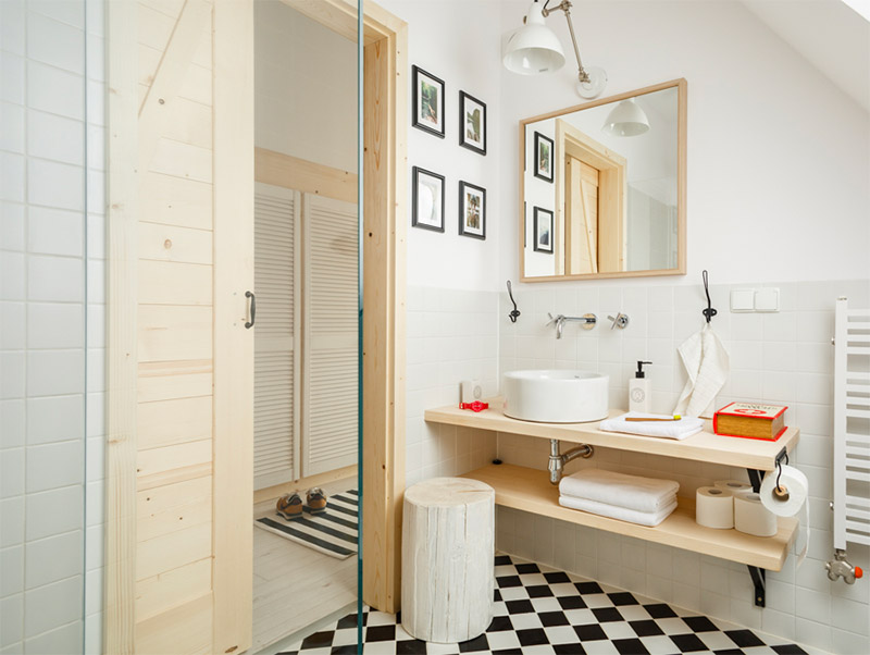 De open planken zorgen voor een luchtige uitstraling in deze frisse kleine badkamer.