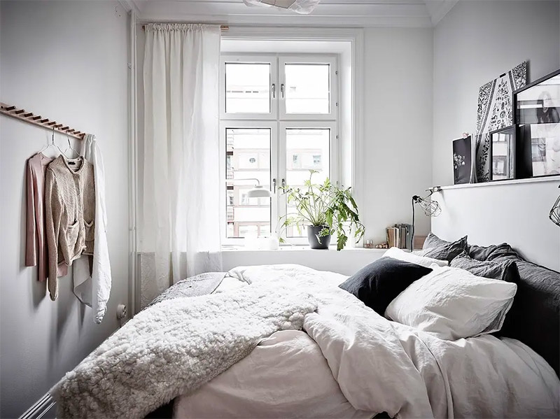 Leuke kleine slaapkamer met lichtgrijze muren.