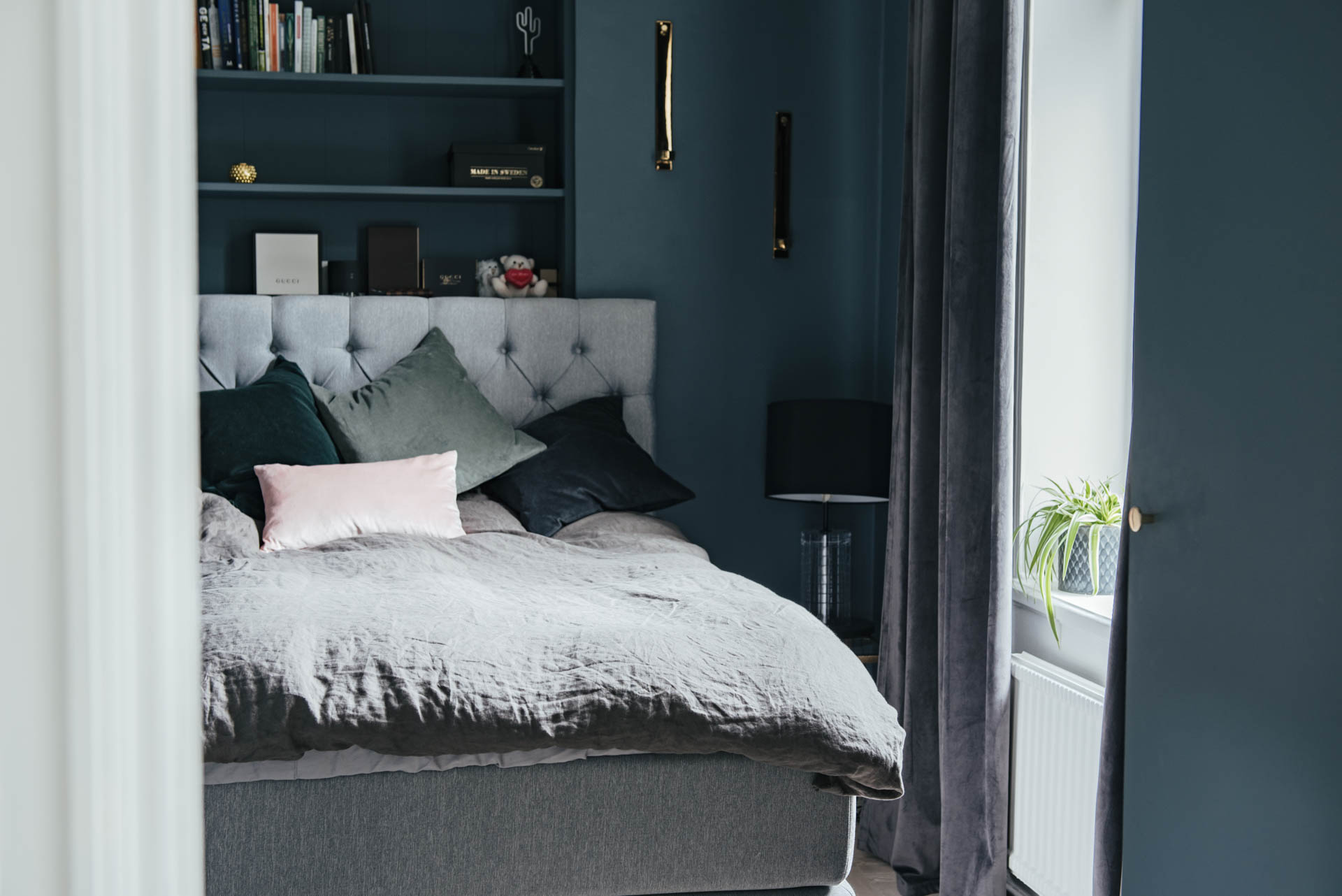Kleine slaapkamer met mooie blauwe muren