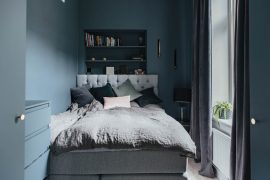 Kleine slaapkamer met mooie blauwe muren