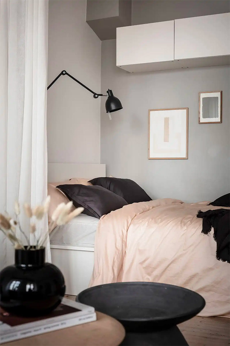 Met wandkasten aan de muur boven het bed, creëer je eenvoudig praktische opbergruimte, zonder dat er loopoppervlakte wordt gebruikt.