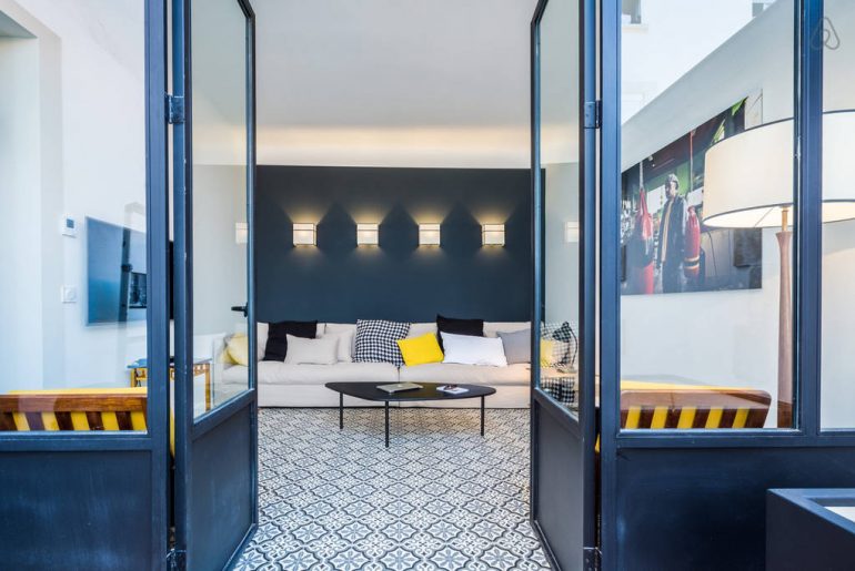 Deze kleine woonkamer uit Zuid Frankrijk is super leuk ingericht!