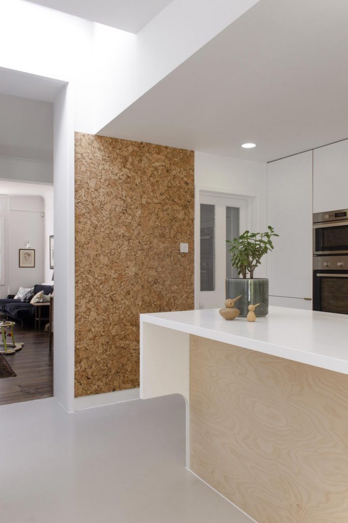 De kurkwand in deze moderne keuken voegt heel veel sfeer en warmte toe - een ontwerp van Projects Office