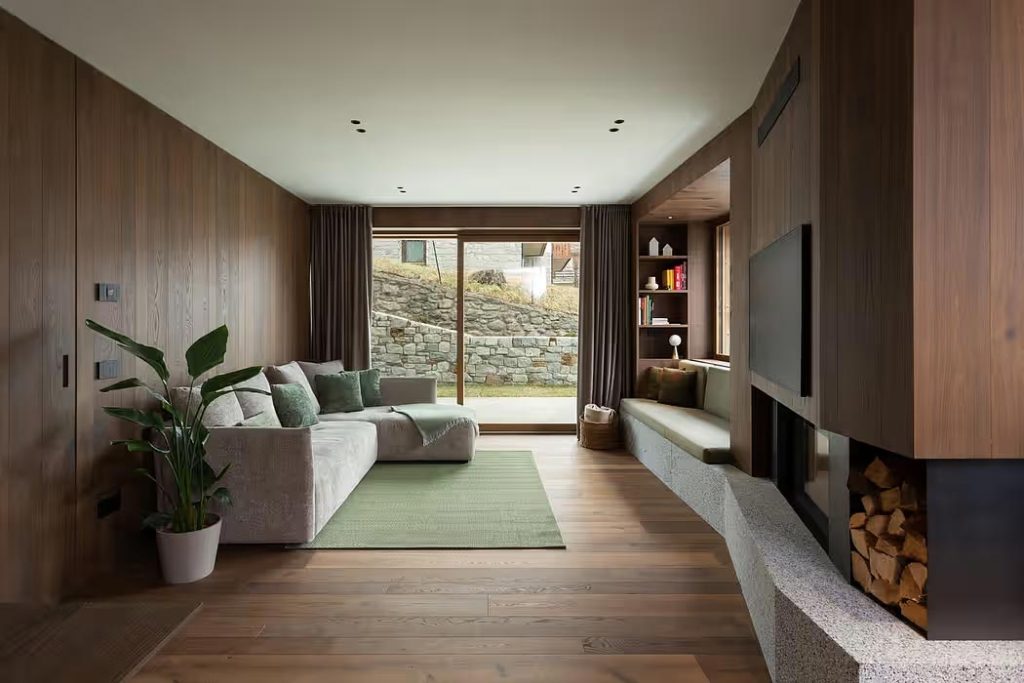 In de portfolio van by DC|EF vonden we deze super mooie woonkamer met een l-vormige indeling. Er is een stijlvolle knusse zithoek gecreëerd bij de glazen schuifpui. | Fotografie: Simone Furiosi