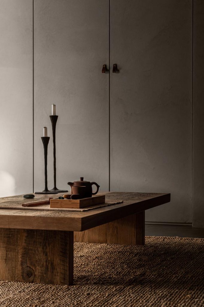 lage houten salontafel op sisal vloerkleed