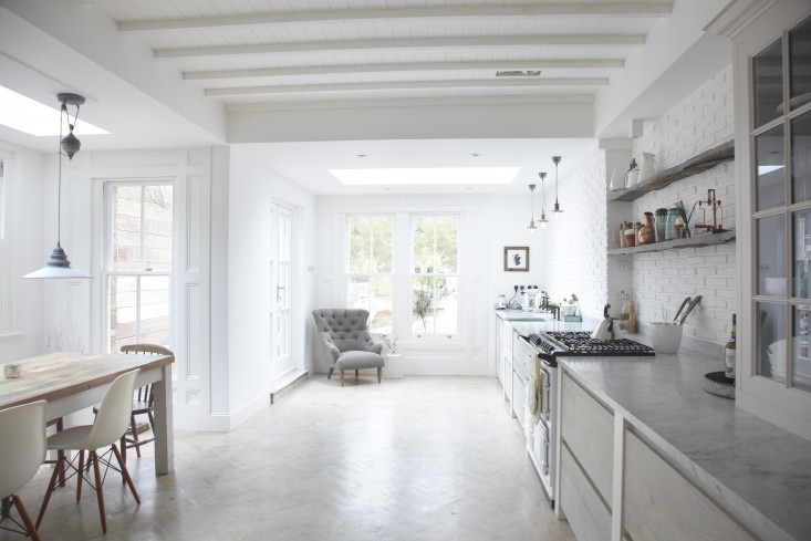 Deze super mooie landelijke Scandinavische leefkeuken is van fotograaf Malcolm Menzies. De bakstenen muur als keuken achterwand is gecombineerd met een schitterende houten vloer en houten keukenkasten.