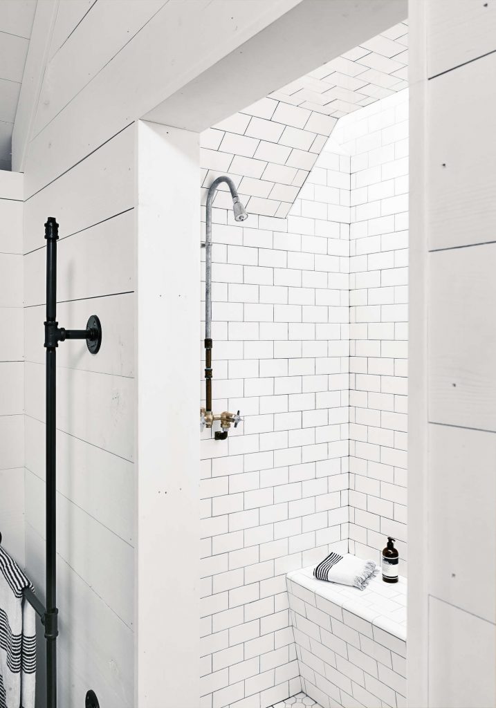 Landelijke badkamer met een modern industrieel tintje