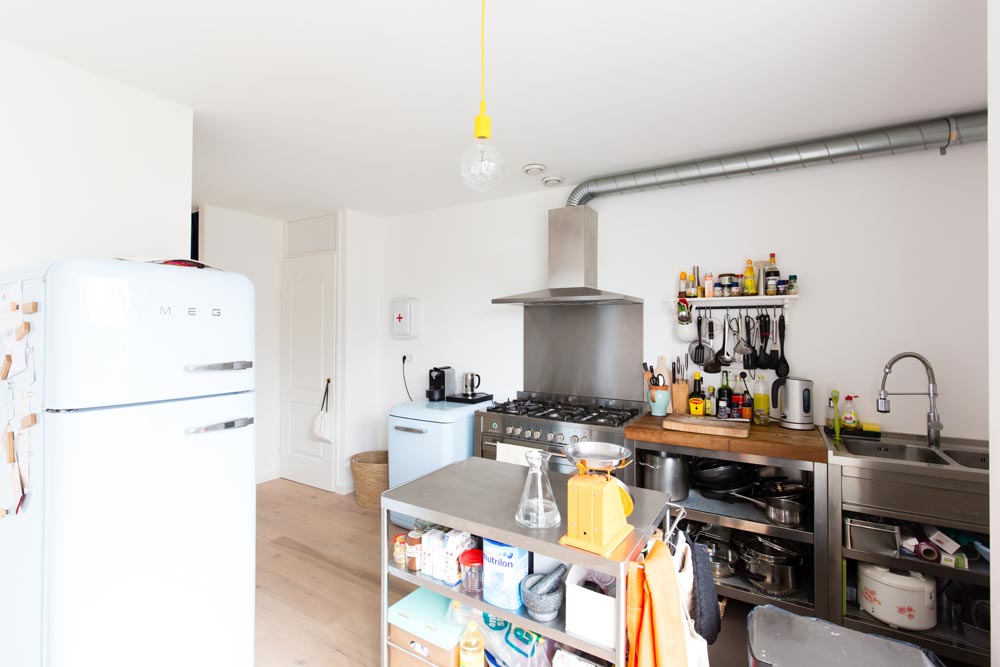 lichtblauwe smeg koelkast rvs keuken