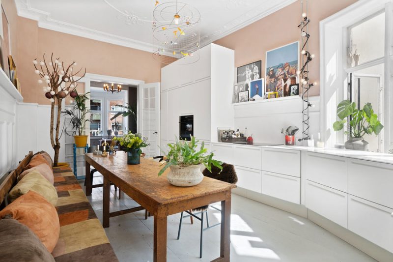 In deze kleine leefkeuken is een hele knusse eethoek ingericht.