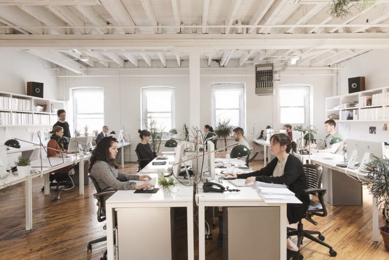 Loft kantoor van Elizabeth Roberts Architecture & Design