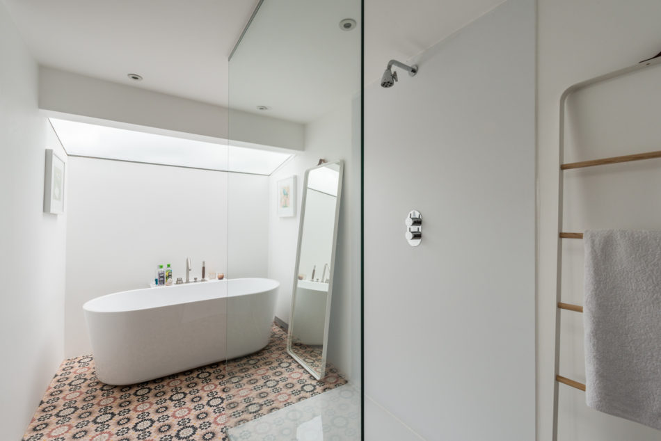 luxe badkamer doorloopdouche vrijstaand bad