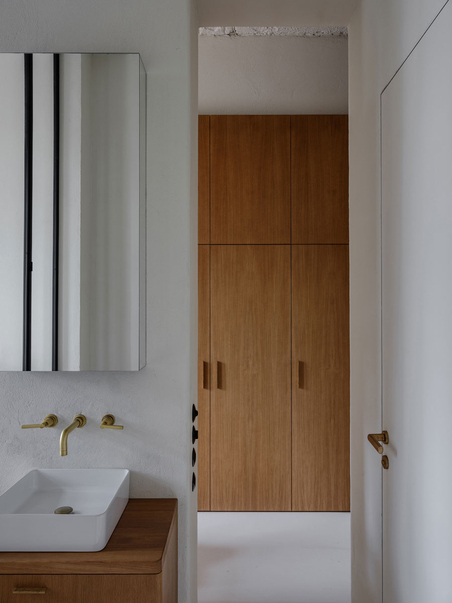 luxe badkamer ensuite met witte pleisterwanden