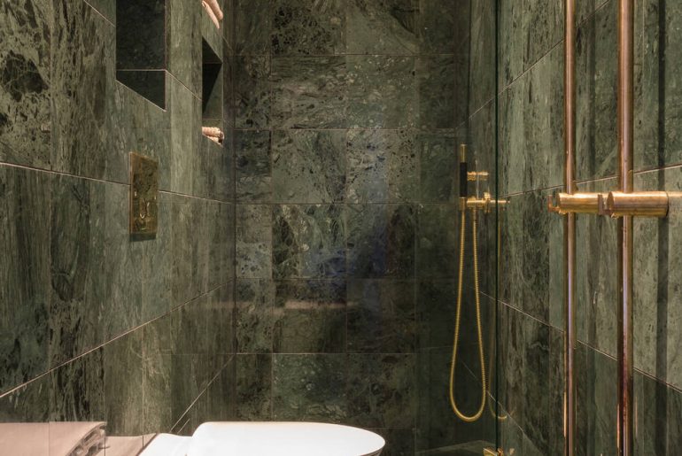 luxe badkamer groen marmer
