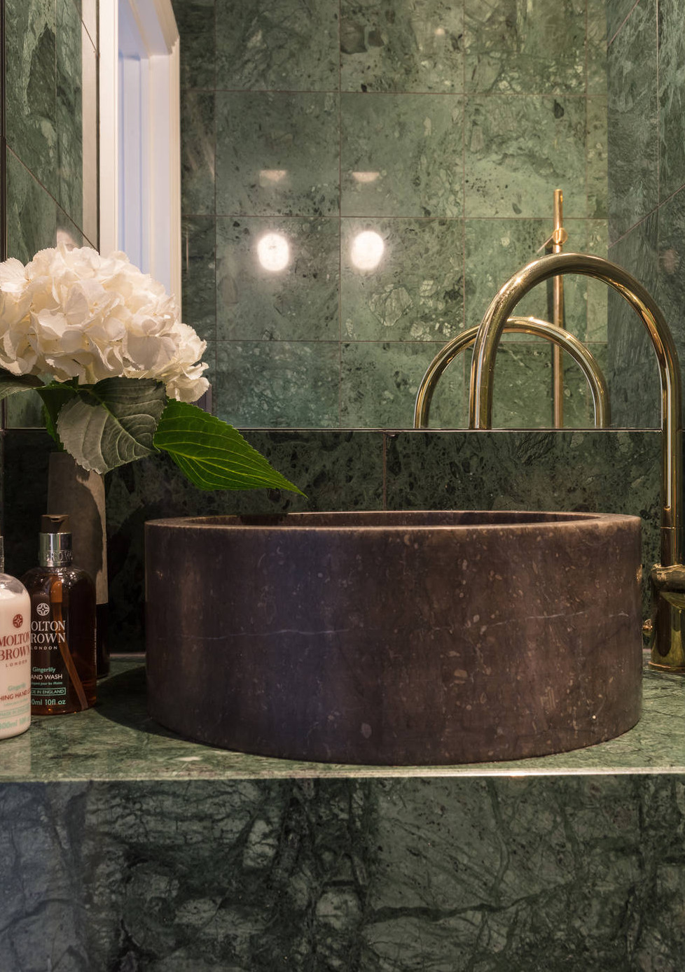 luxe badkamer groen marmer waskom