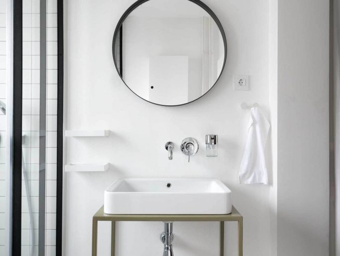 luxe badkamer ronde spiegel boven wastafel