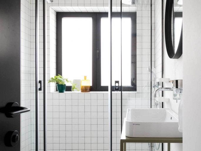 luxe badkamer twee douches tegenover elkaar