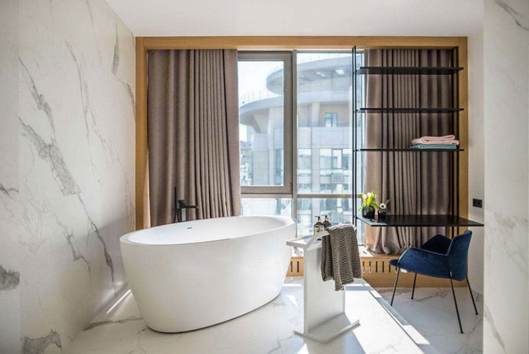 luxe badkamer vrijstaand bad bij raam