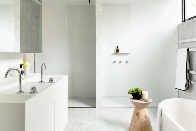 luxe badkamer wit marmer met inloopdouche en vrijstaand bad