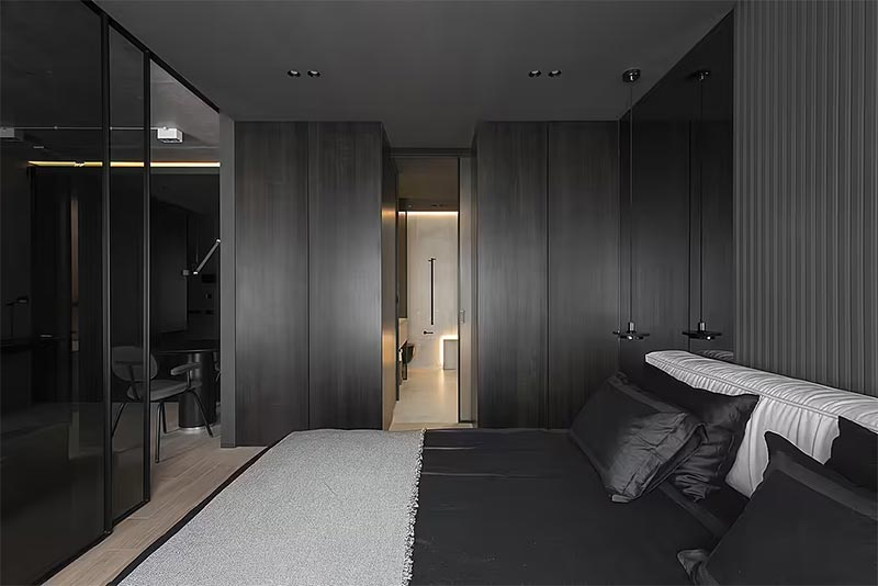 Tussen de inbouwkasten vind je de doorgang naar de luxe badkamer ensuite.