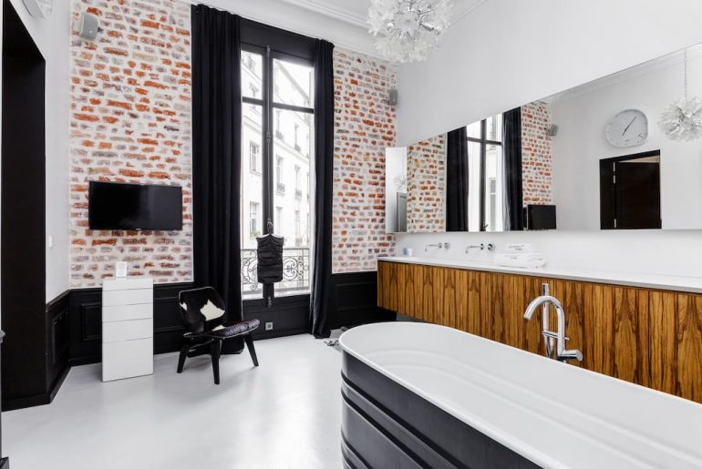 luxe karakteristieke badkamer met TV aan de muur