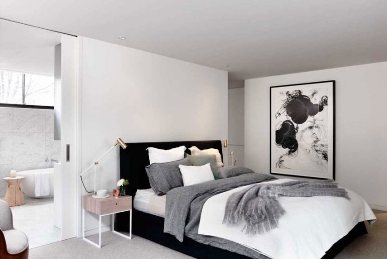 luxe lichte badkamer ensuite met schuifdeur